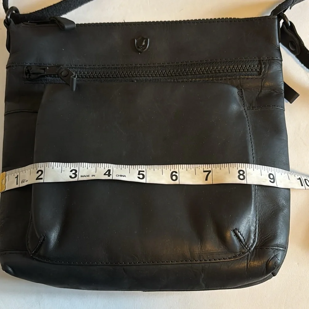 COCHOA BRAND BLACK LEATHER CROSSBODY 3 ZIP POCKETS OUTSIDE OF BAG PRELOVED